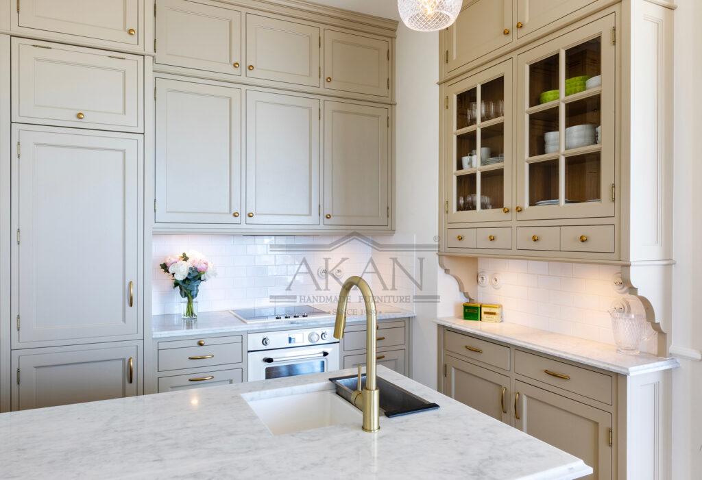 kuchnia w kolorze kaszmiru od AKAN stolarka w domu na wymiar